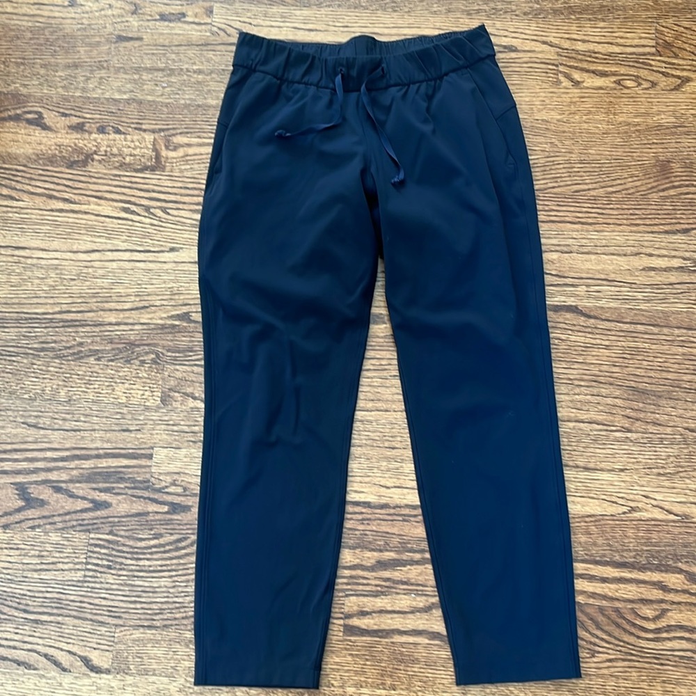 GUC Lululemon Black On The Fly Crop pants size 8